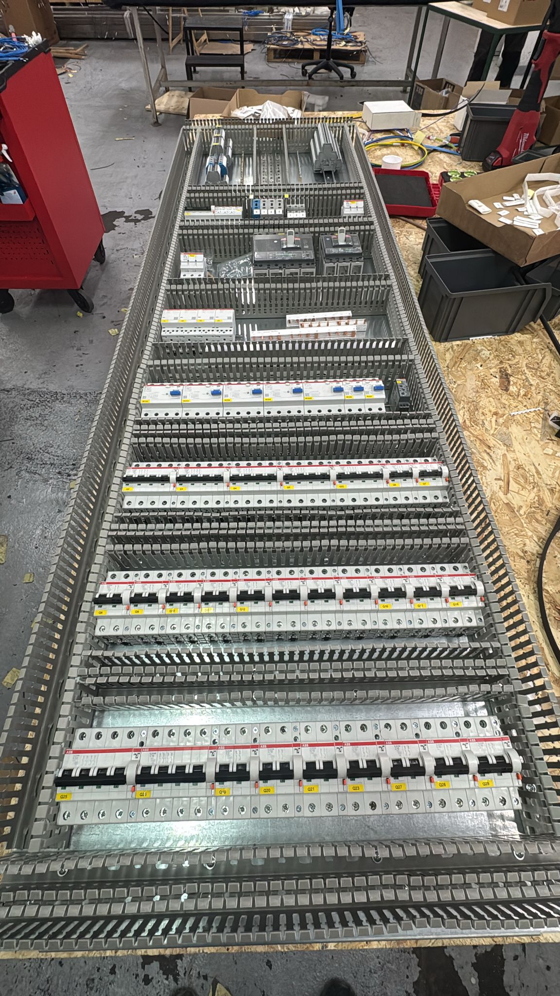 Long distribution panel with circuit breakers